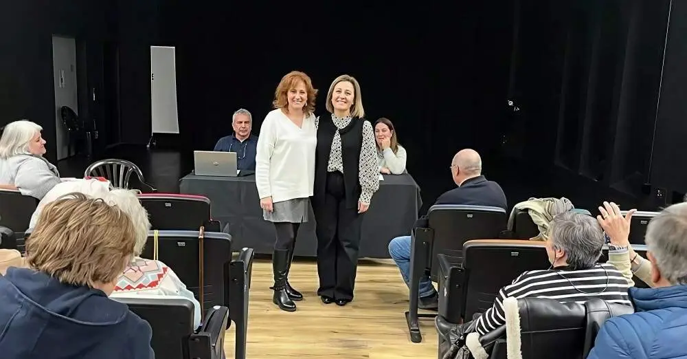Lorena Villar y Lidia Espina en la asamblea celebrada ayer.