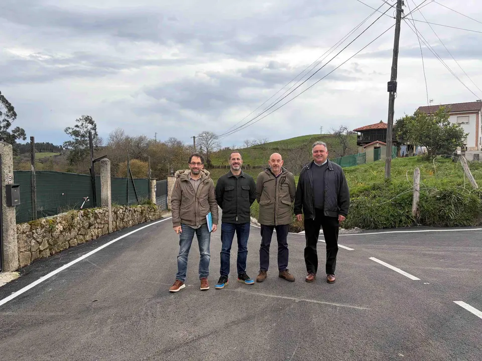 Los ediles, junto a David Llano, t&eacute;cnico municipal, y Juan Jos&eacute; Faya, de la empresa adjudicataria