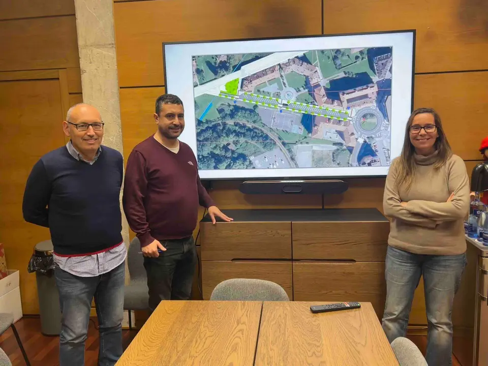 Javier Rodr&iacute;guez, en el centro, junto a Juan Carlos &Aacute;lvarez y Leire Gabilondo, t&eacute;cnicos municipales.
