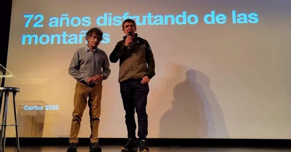 C&eacute;sar Pina, presidente del Grupo de Monta&ntilde;a Llama Ello, presentando a Carlos Soria.