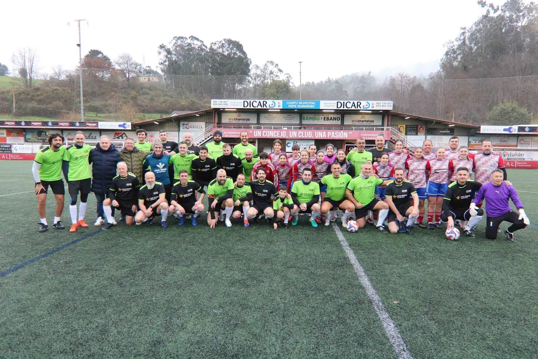 Los equipos participantes, en el c&eacute;sped del Pepe Quimar&aacute;n, de Posada de Llanera