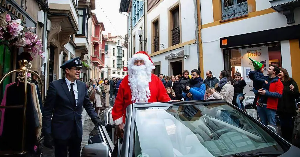 El ch&oacute;fer -el m&uacute;sico Hevia-, acompa&ntilde;a a Pap&aacute; Noel a su recepci&oacute;n a los ni&ntilde;os en la Plaza del Cruceiro.