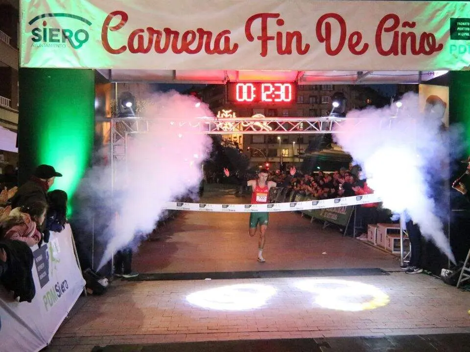 Alejandro On&iacute;s entrando en meta como ganador senior masculino