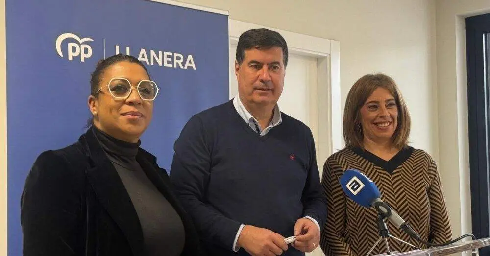Sandra Camino, Silverio Arg&uuml;elles y Nuria Ni&ntilde;o, en la sede del PP de Llanera 