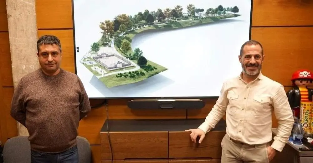 &Aacute;ngel Garc&iacute;a junto al concejal de Ordenaci&oacute;n y Gesti&oacute;n Urban&iacute;stica, Javier Rodr&iacute;guez, con el dise&ntilde;o del Parque