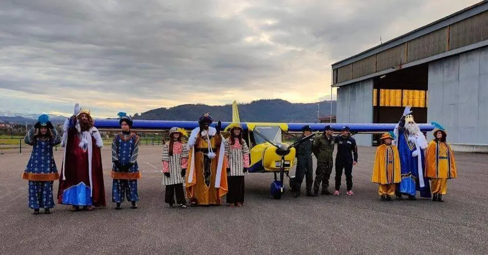 Cabalgata de Llanera. Los Reyes Magos tras su aterrizaje en La Morgal.