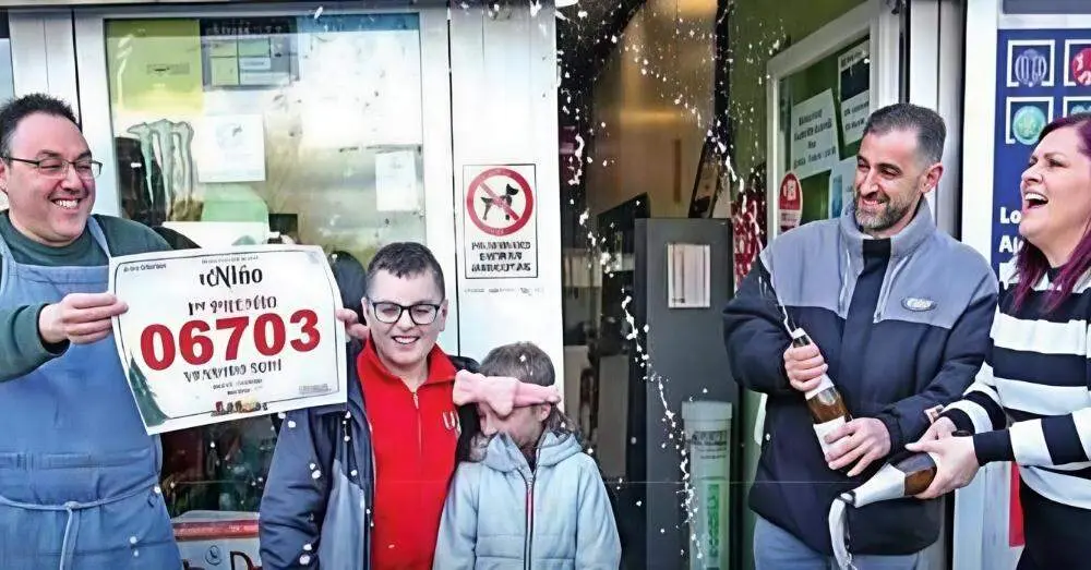 Francisco Bustamante con el cartel, Pedro, Leyre, Pedro Paredes y Mar&iacute;a Bustamante.