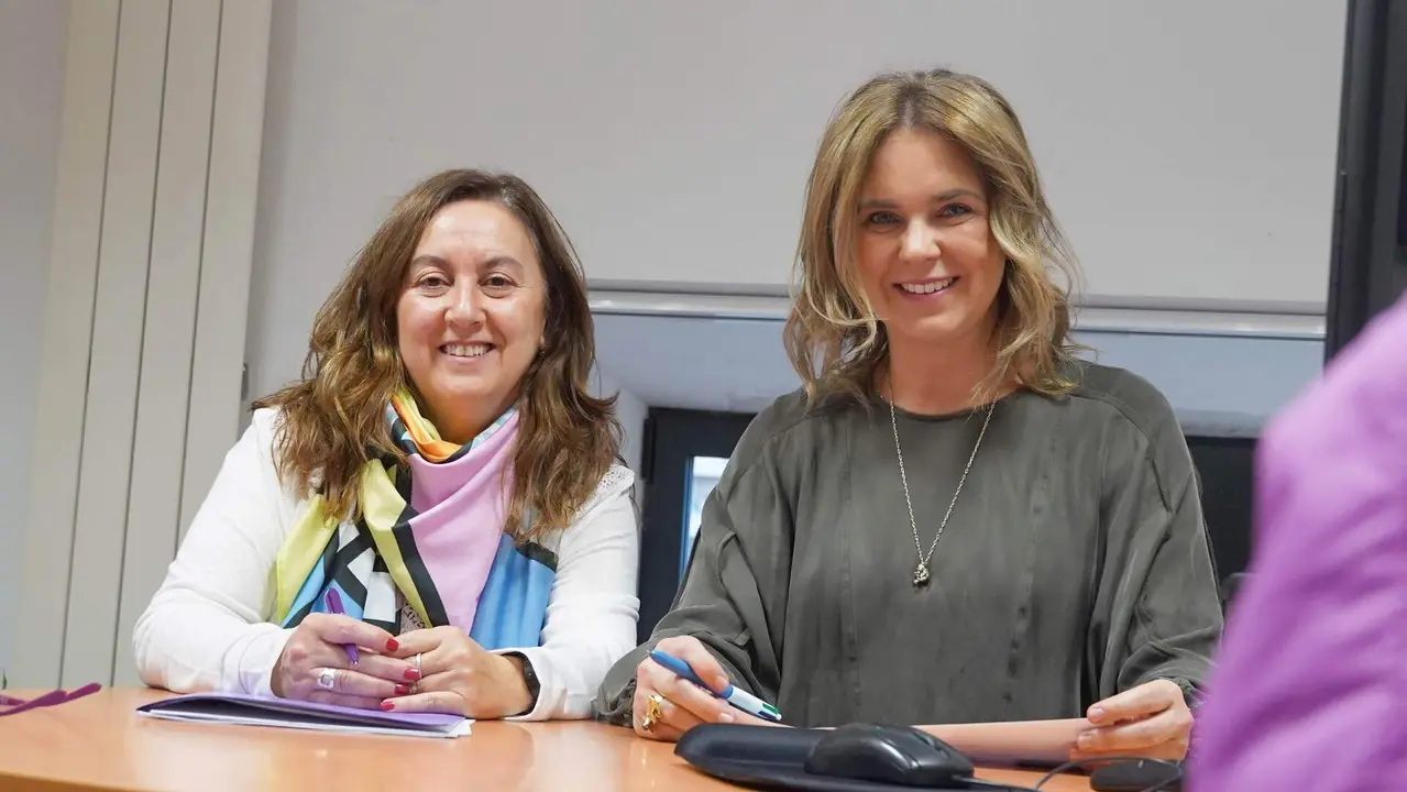 A la izda,  Eva Montes, t&eacute;cnica municipal, junto a la concejala Eva Iglesias