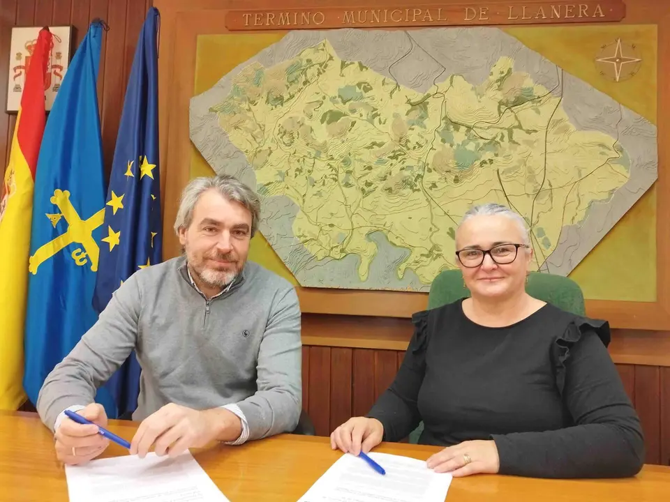 El presidente de UNICEF en Asturias, Nacho Calvi&ntilde;o y la alcaldesa de Llanera, Eva Mar&iacute;a P&eacute;rez, durante la firma de renovaci&oacute;n del convenio