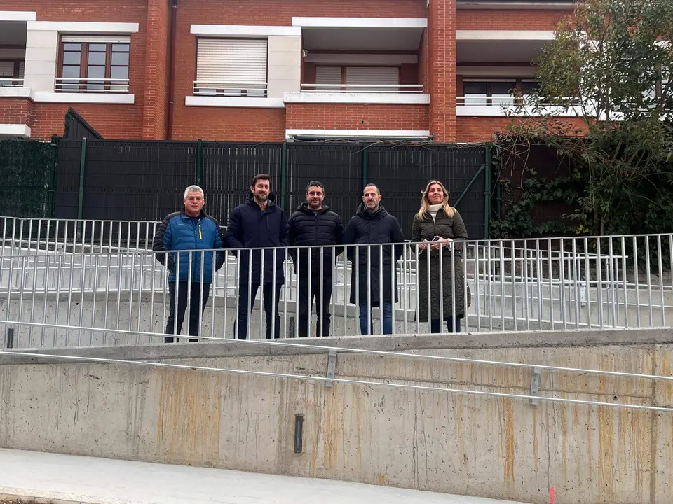 A la izda, Alfonso Fern&aacute;ndez, gerente de la empresa adjudicataria de la obra; el t&eacute;cnico municipal, Juan Freije; el concejal, el alcalde y la concejala de la Plataforma Vecinal de La Fresneda, Alejandra Cuadriello.