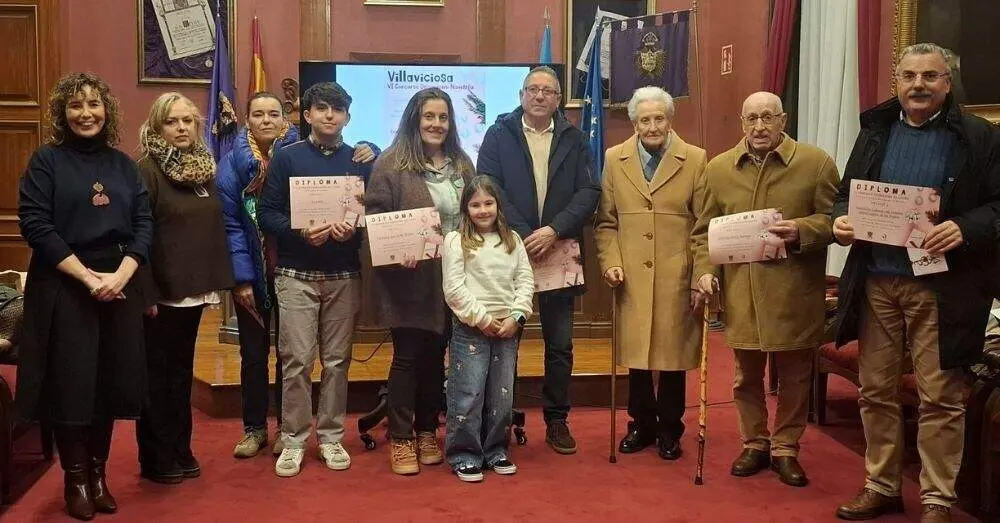 Ganadores del Concurso de Decoraci&oacute;n Navide&ntilde;a tras recibir su premio