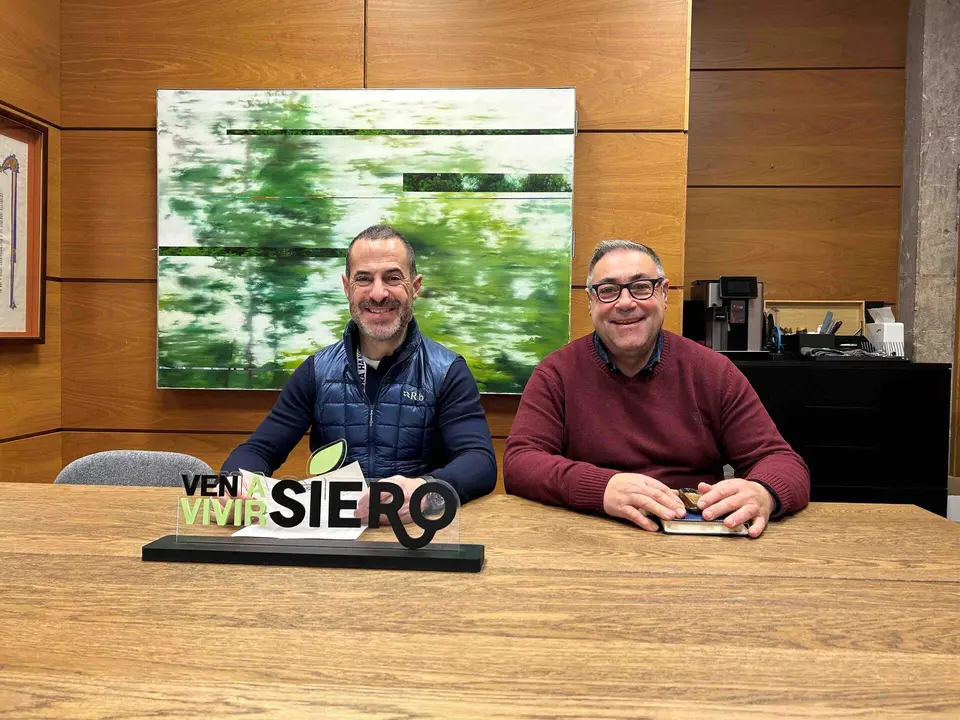 &Aacute;ngel Garc&iacute;a, a la izda, junto al concejal Pergentino Mart&iacute;nez