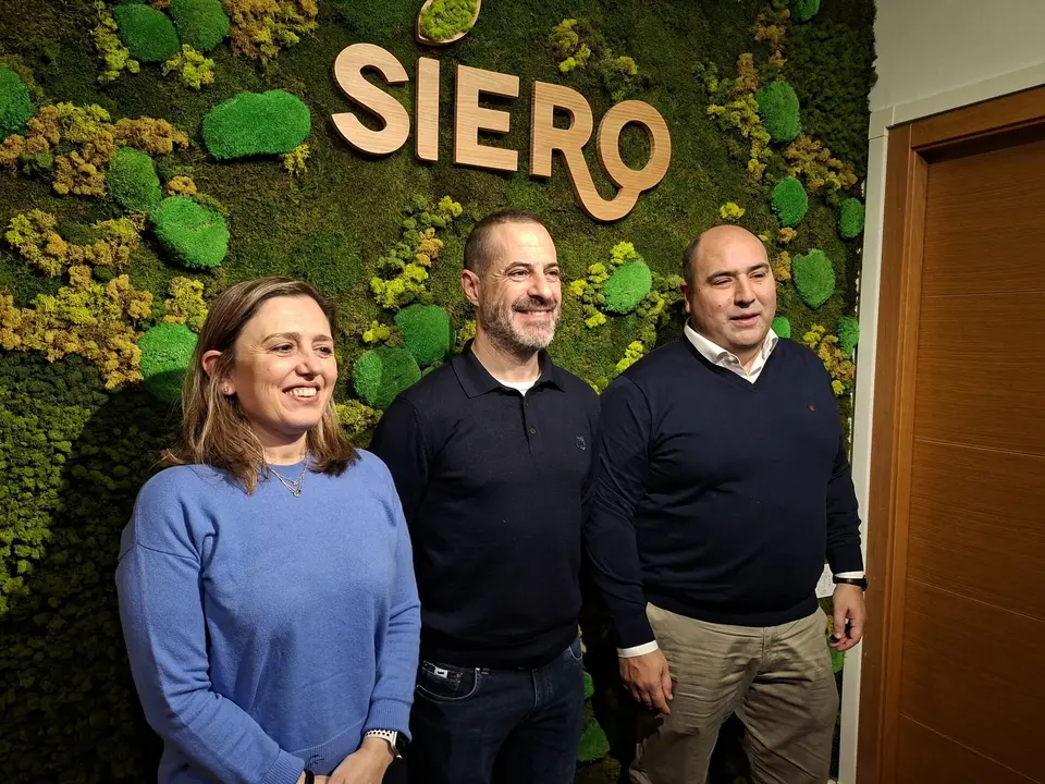 Mar&iacute;a Calvo, presidenta de FADE junto a &Aacute;ngel Garc&iacute;a y Pablo Santiago, CEO de la Escuela Roxu y divisi&oacute;n de drones