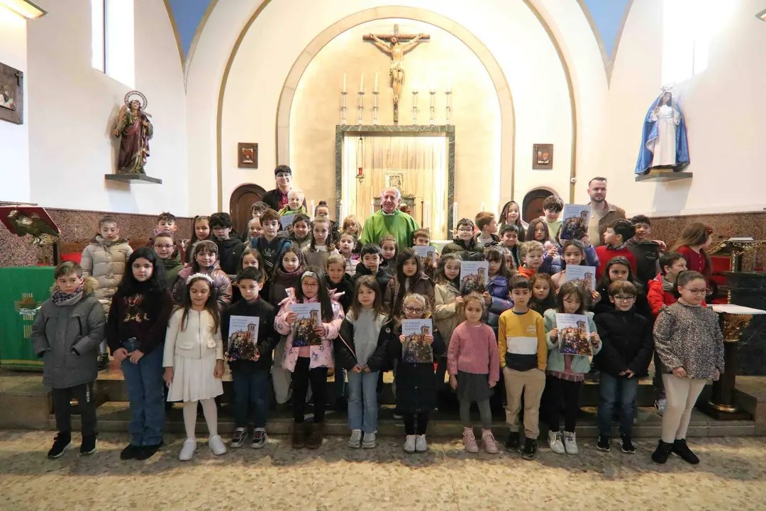 Foto de familia en la presentaci&oacute;n de la publicaci&oacute;n, con el p&aacute;rroco de San F&eacute;lix de Lugones, Joaqu&iacute;n Serrano, en el centro