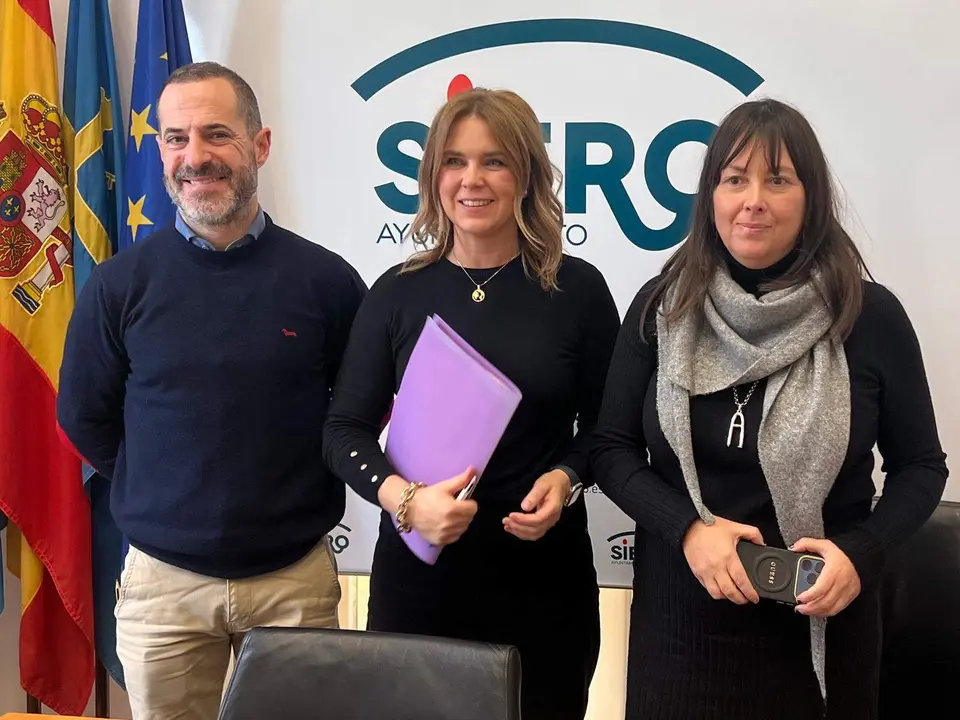 A la izda, &Aacute;ngel Garc&iacute;a, Eva Iglesias y Ana D&iacute;az, t&eacute;cnica municipal