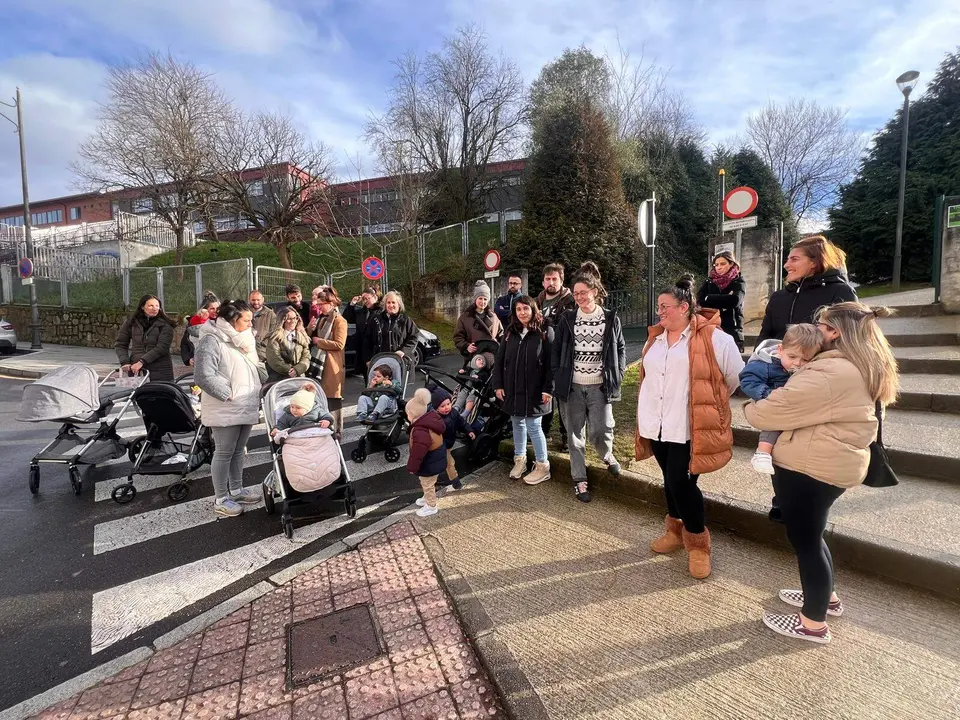 Padres y madres de la esculeina de El Carm&iacute;n a la entrada del Centro