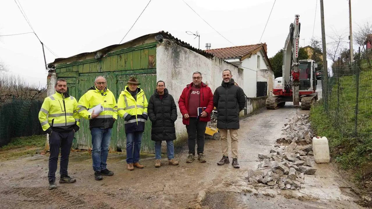 de izquierda a derecha, Rub&eacute;n Montes, de la empresa adjudicataria; Juan Carlos &Aacute;lvarez, ingeniero municipal; Tano Garc&iacute;a, de la empresa adjudicataria; Leire Gabilondo, ingeniera municipal; Pergentino Mart&iacute;nez, concejal y el alcalde