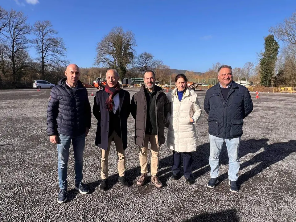 Los ediles junto a Virginio Ram&iacute;rez, a la izda,, director del Patronato Deportivo Municipal, y Vanesa Mateo, directora general del Agua del Principado de Asturias.