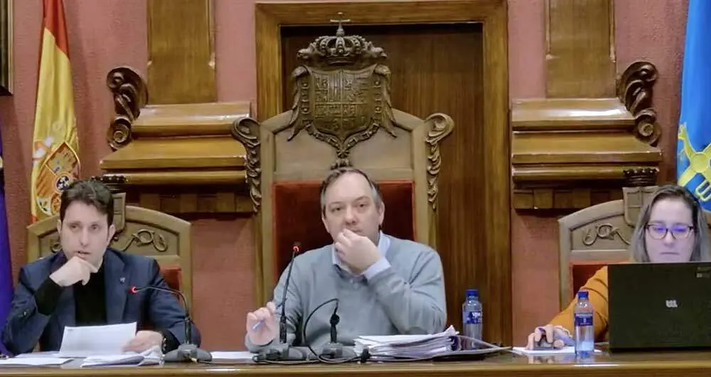 Alejandro Vega, alcalde de Villaviciosa, en el Pleno celebrado ayer por la tarde.