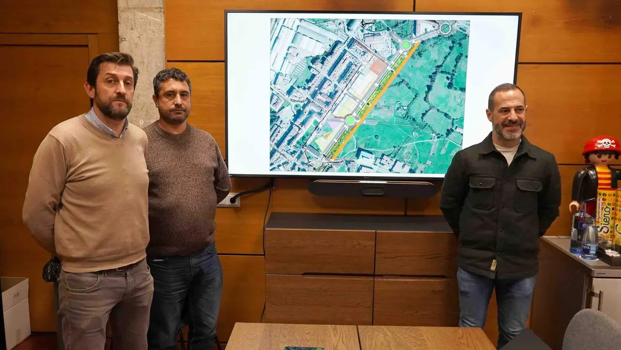 El alcalde, a la derecha junto a Javier Rodr&iacute;guez, concejal de Ordenaci&oacute;n y Gesti&oacute;n Urban&iacute;stica, Vivienda y Empleo, y Juan Antonio Freije, t&eacute;cnico municipal