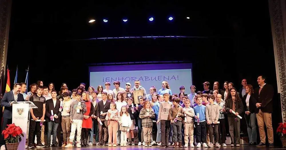 Foto de familia de los galardonados en la I Gala del Deporte Base e Inclusivo.
