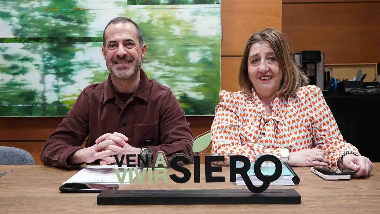 El alcalde, &Aacute;ngel Garc&iacute;a, junto a la concejala Sonia Lago, en la comparecencia de prensa