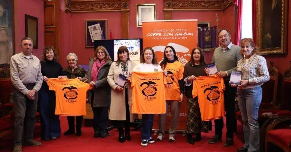 Jose Antonio Fern&aacute;ndez y Roc&iacute;o Vega, concejalas de Villaviciosa; Mar&iacute;a Antonia Su&aacute;rez y Marta Somoano, de la AEA; M.&ordf; Esther Garc&iacute;a, presidenta de la AEA; Sheila Riestra, coordinadora de Galb&aacute;n en Villaviciosa; Eva Amandi, del Club Atletismo Villaviciosa&ndash;El Gaitero; Gemma Arce, voluntaria de Galb&aacute;n; Alejandro Vega, alcalde de Villaviciosa y la concejala Lorena Villar.