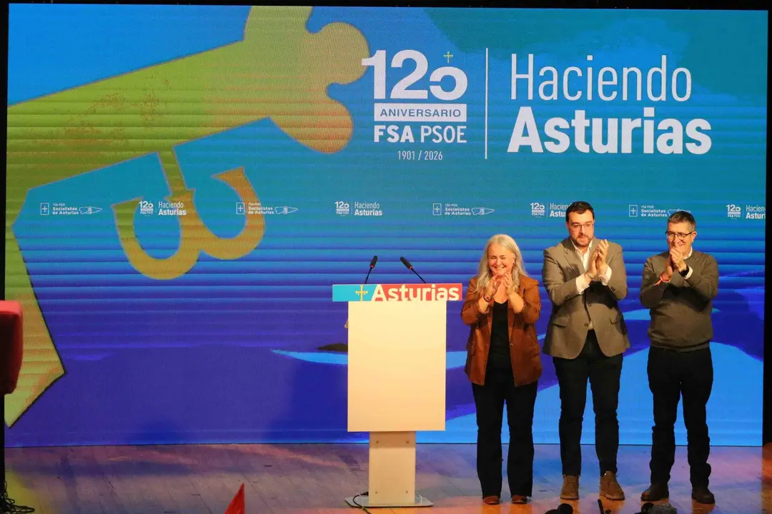 Eva Mar&iacute;a P&eacute;rez, Adri&aacute;n Barb&oacute;n y Patxi L&oacute;pez tras la finalizaci&oacute;n del acto