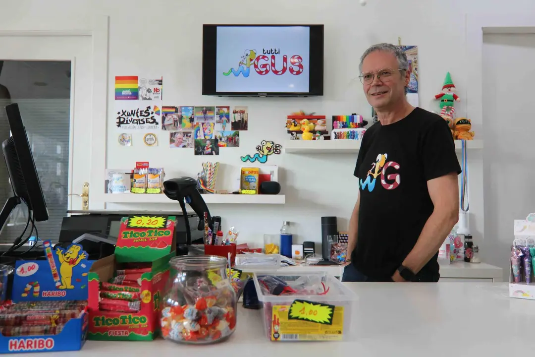 Gustavo Garc&iacute;a tras el mostrador de TuttiGus