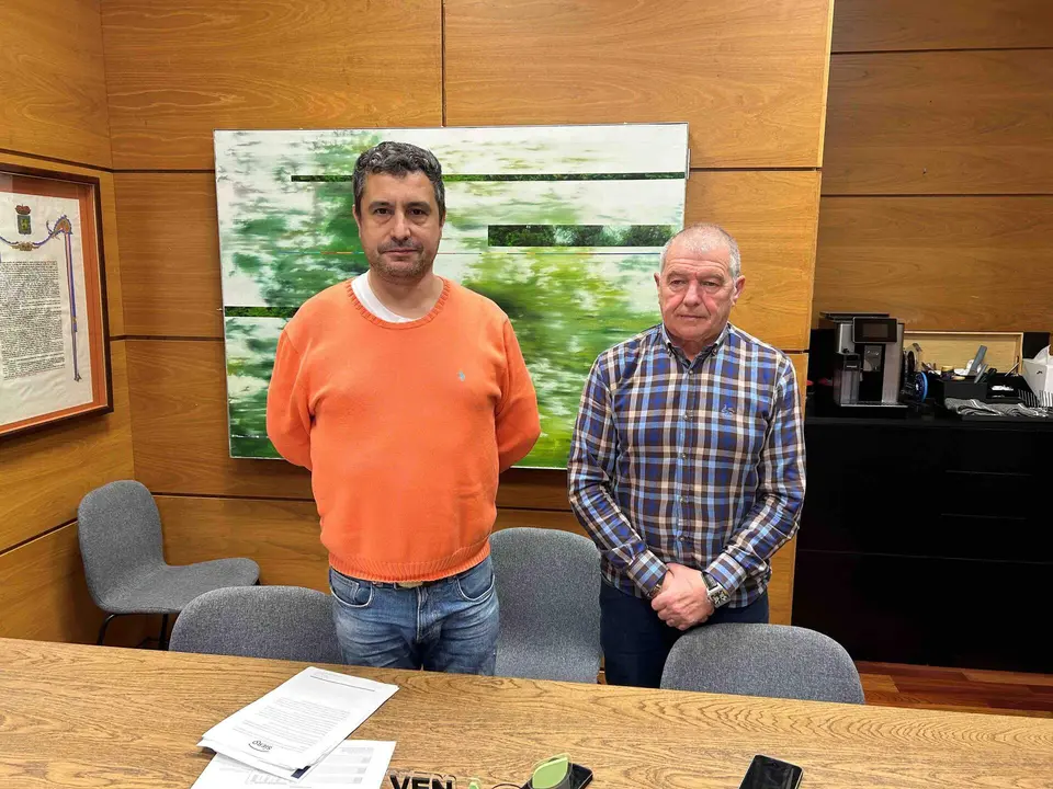 A la izda, Javier Rodr&iacute;guez junto al concejal de Hacienda, Raimundo D&iacute;az