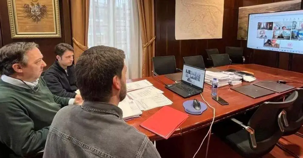 Alejandro Vega, alcalde de Villaviciosa, durante la reuni&oacute;n, junto al secretario y el arquitecto municipal.