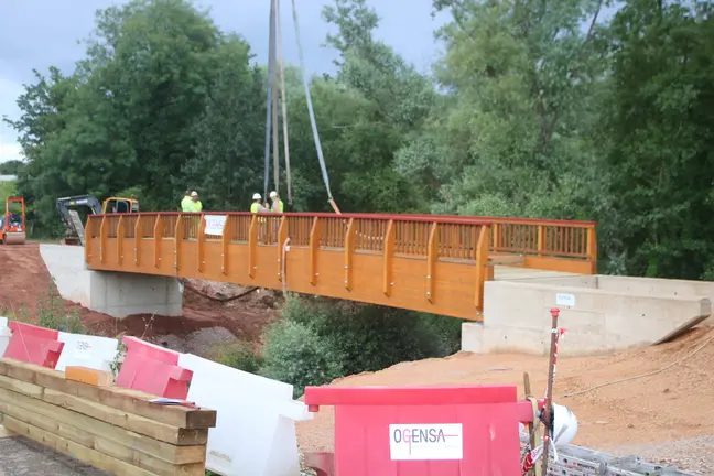 La pasarela de madera que salva el r&iacute;o Nore&ntilde;a entre La Fresneda y Lugones