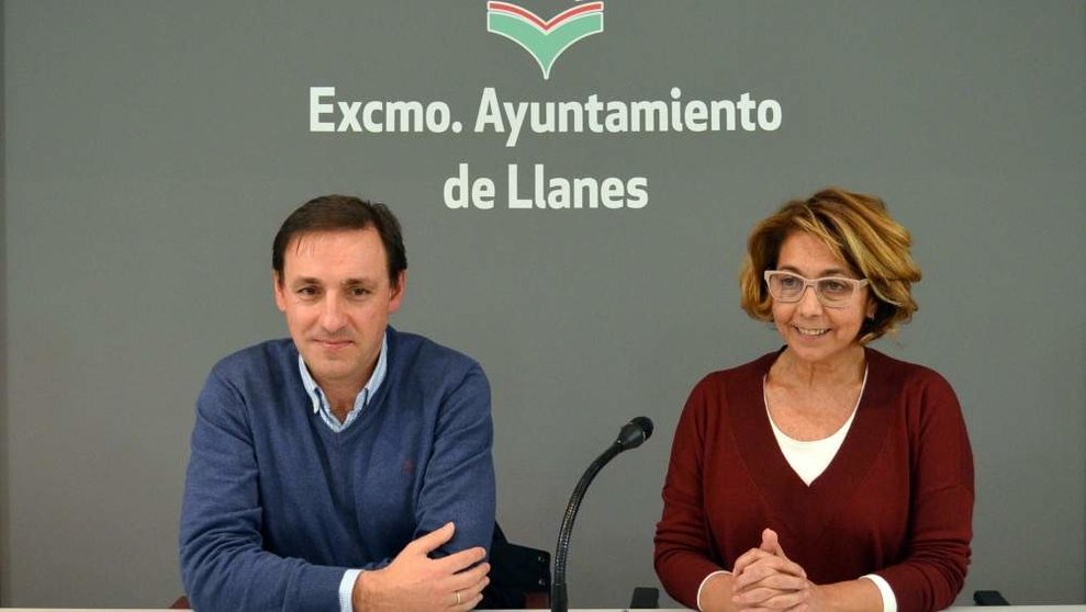 Marián García de La Llana, teniente de alcalde y concejala de
Consumo, junto a Juan Ramón Díaz Mier, responsable de la Oficina Municipal
de Información al Consumidor de Llanes.
