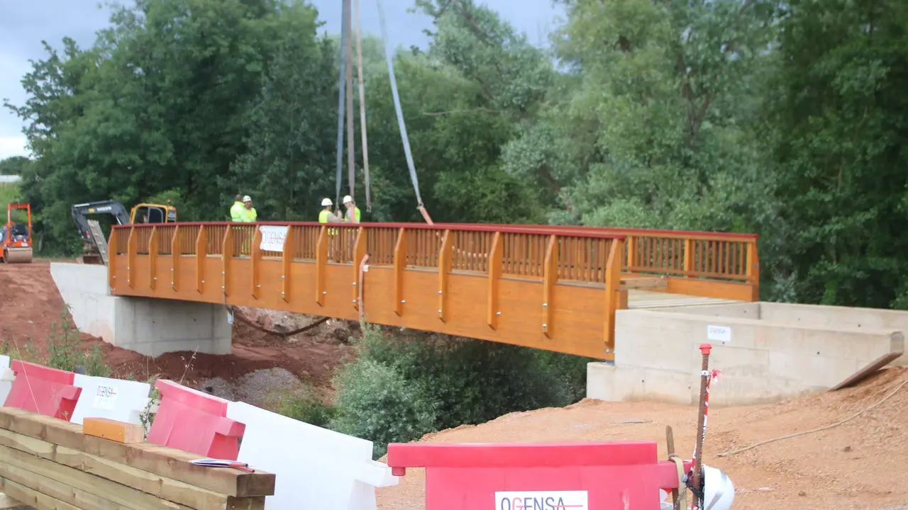 La pasarela de madera que salva el r&iacute;o Nore&ntilde;a entre La Fresneda y Lugones