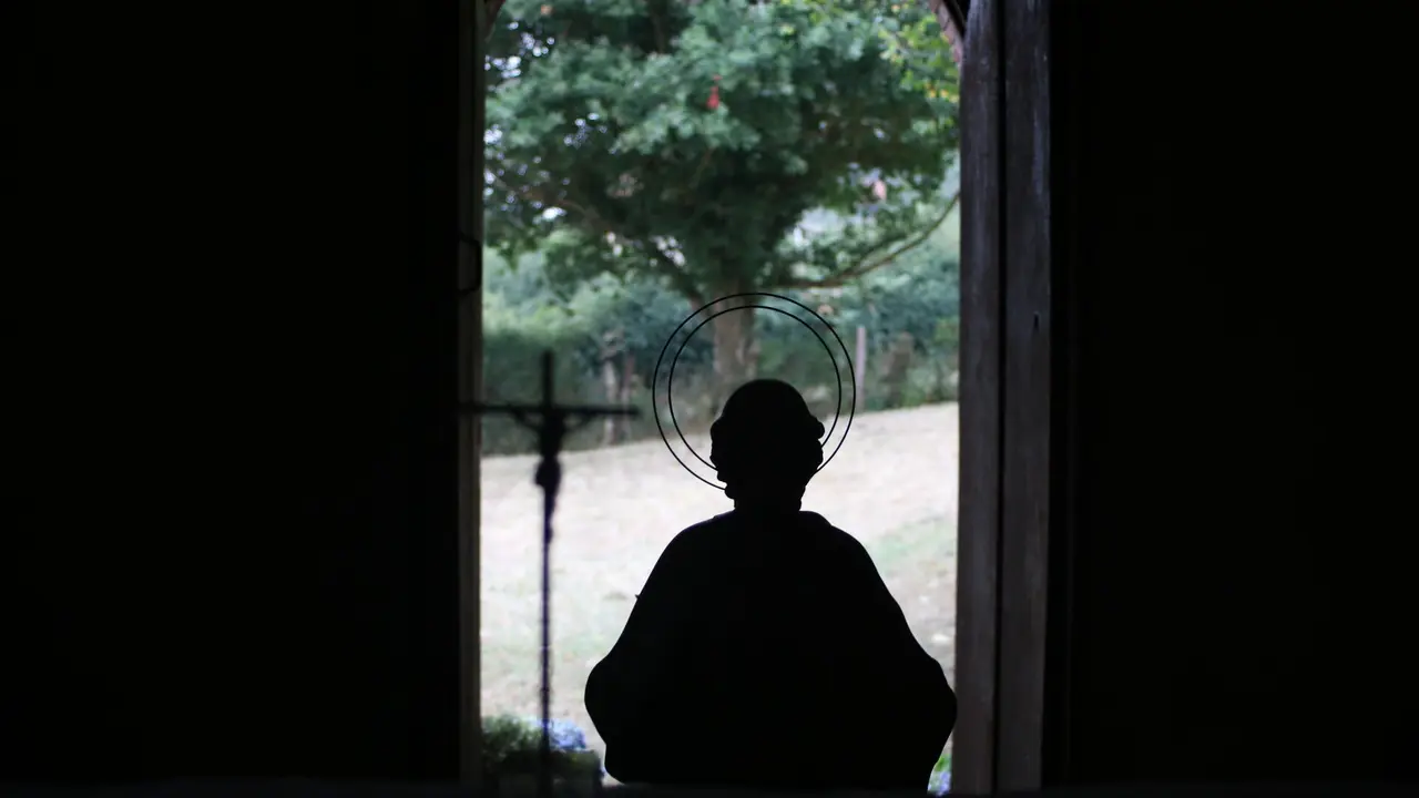 La imagen del santu en la capilla, esperando a los porteadores (Foto To&ntilde;o Su&aacute;rez)
