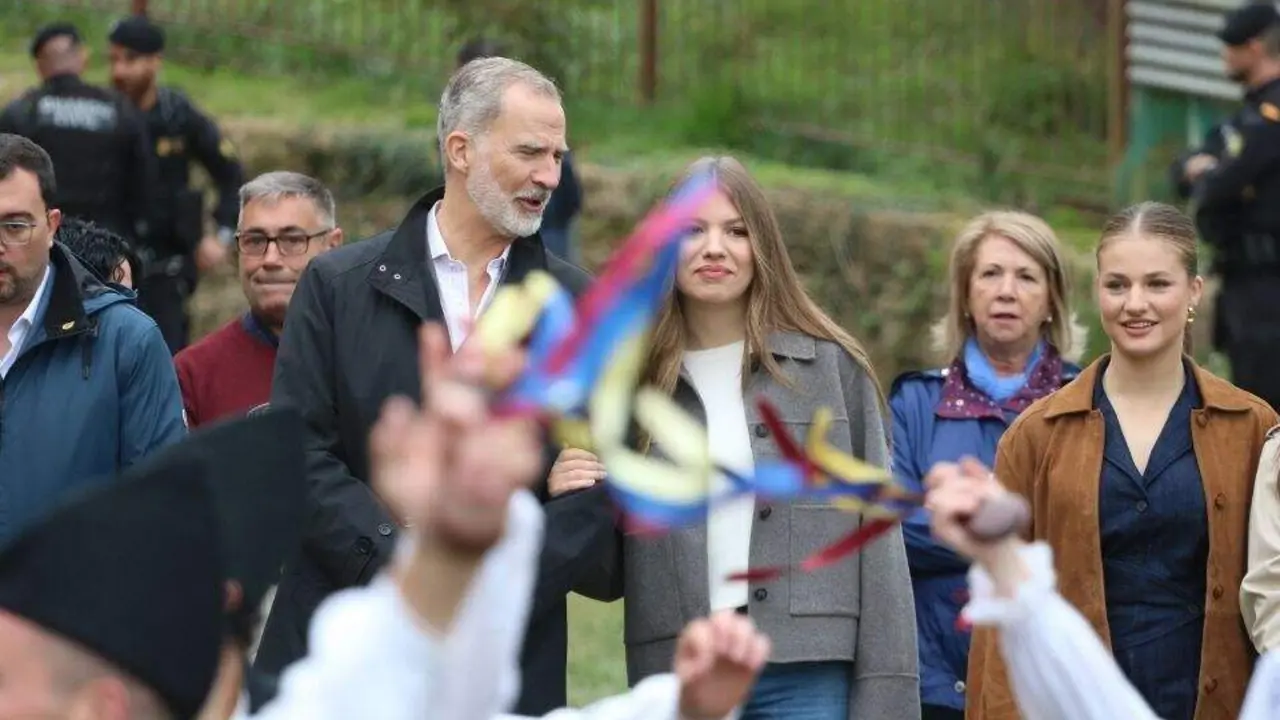 El Rey Felipe VI, acompa&ntilde;ado por las infantas, disfrutando de un momento de su visita a Valdesoto