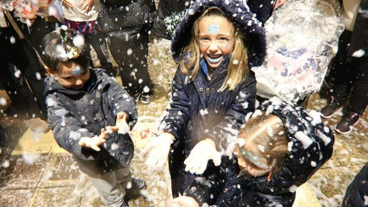 Los ni&ntilde;os disfrutaron con la "nevada" que cay&oacute; ayer en Nore&ntilde;a