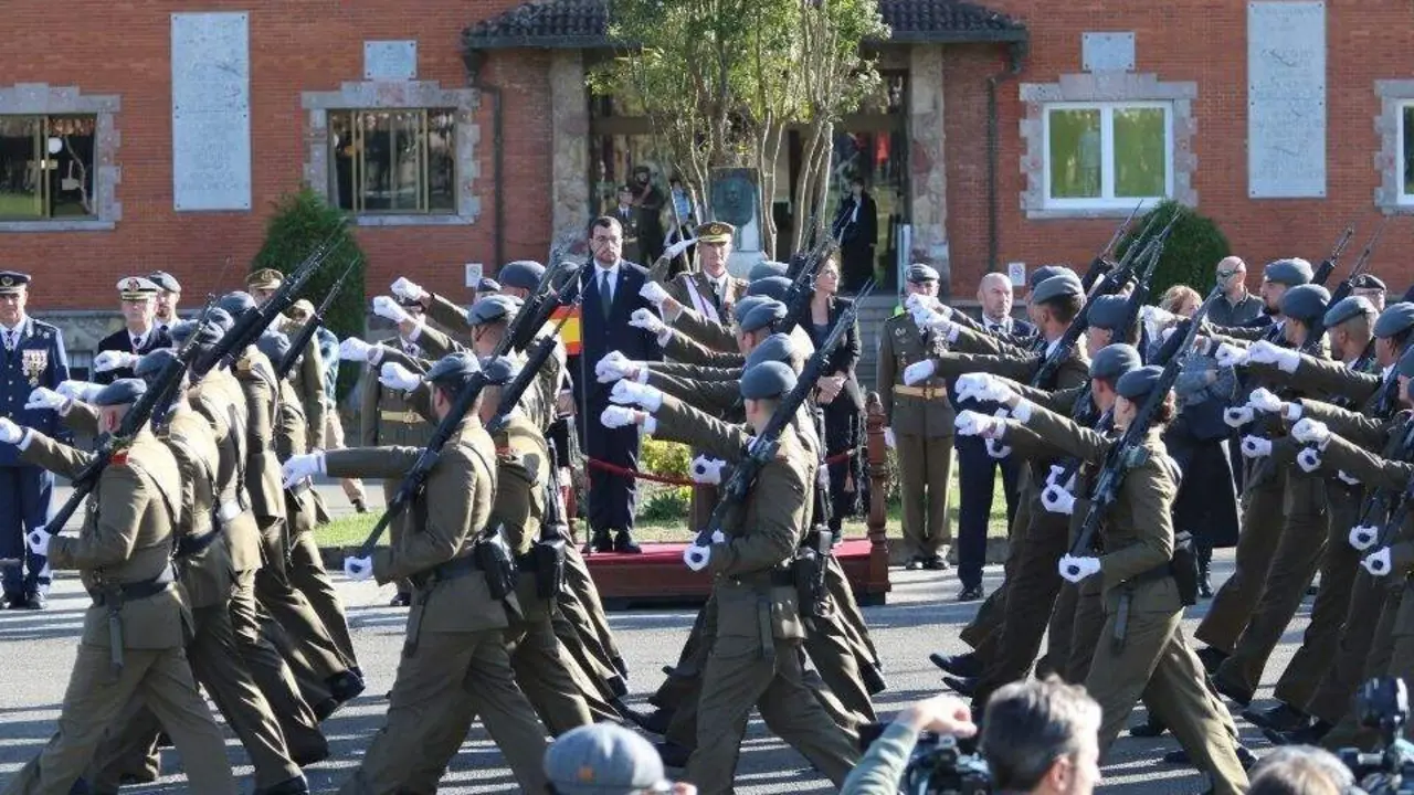Los militares desfilando ante las autoridades en Cabo Noval