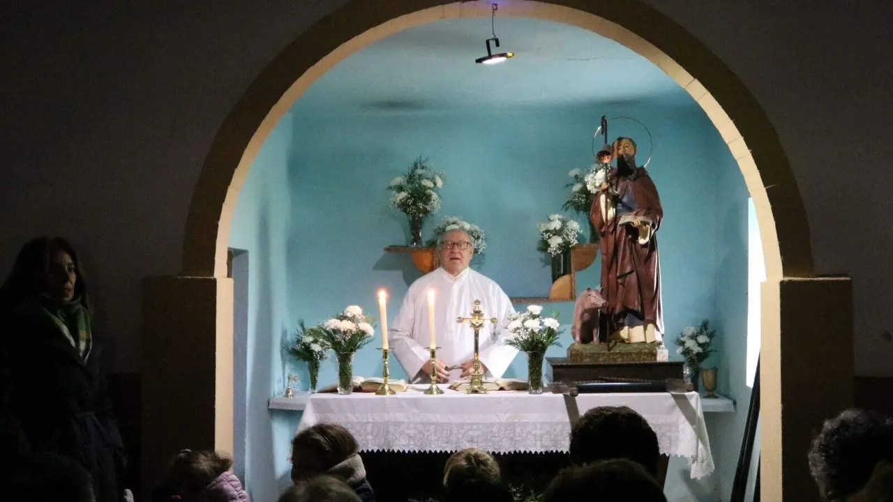 El p&aacute;rroco Sotero-Alperi en plena celebraci&oacute;n de la misa en la peque&ntilde;a capilla de Robledo