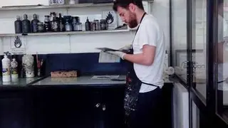 yo peleando con una plancha de grabado.jpg