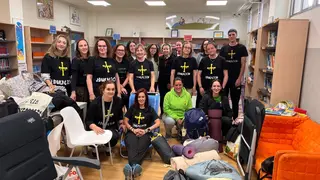 Los docentes encerrados en el CP Hermanos Arregui, pertrechados para pasar la noche en el Centro