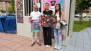 &Aacute;ngel Garc&iacute;a, alcalde de Siero mostrando los carteles de las fiestas con Candela Garc&iacute;a y Raquel G&oacute;mez, de la Comisi&oacute;n de Festejos.