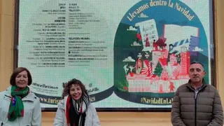Reyes Ugalde, Roc&iacute;o Vega y Jos&eacute; Antonio Fern&aacute;ndez concejales del ayuntamiento con la imagen del programa en formato domo.