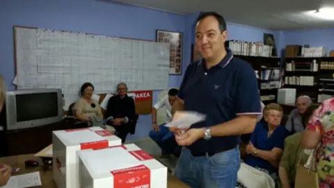 alejandro vega votando
