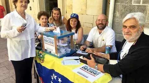 venezolanos-votan-contra-maduro-en-asturias.jpg