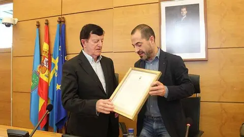 Jos&eacute; Antonio Coppen recogiendo el diploma que lo acreditaba como Cronista oficial de Lugones, de manos del alcalde, &Aacute;ngel Garc&iacute;a