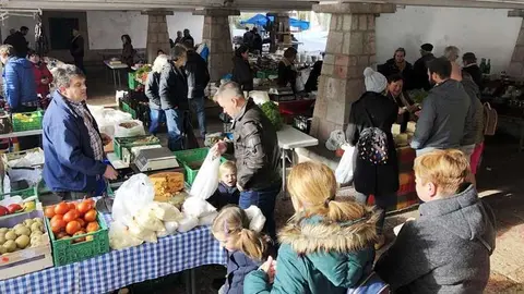 cangas-onis-mercado-abierto-domingo-06