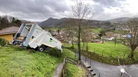 accidente-camion-recogida-cangas-onis-01