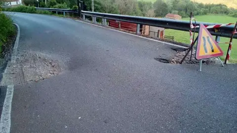 hundimiento-carretera-parres