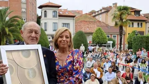 Tino Fombona, junto a Amparo Antu&ntilde;a, el d&iacute;a que fue nombrado Hijo Predilecto de Nore&ntilde;a